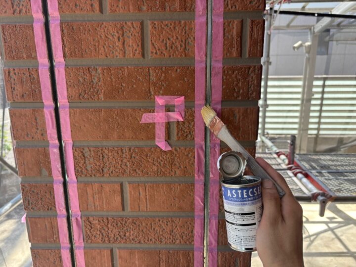 【プライマー塗布】板間目地コーキング