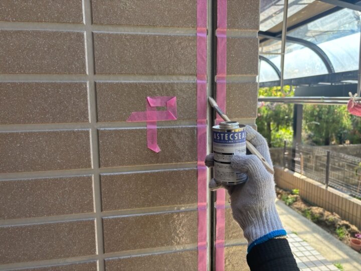 【プライマー塗布】板間目地コーキング