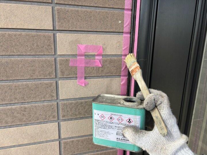 【プライマー塗布】建具廻りコーキング