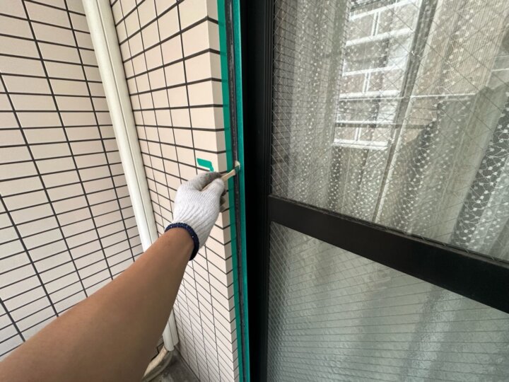 【プライマー塗布】建具廻りコーキング