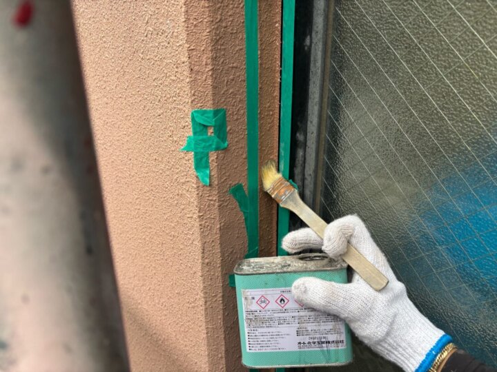 【プライマー塗布】建具廻りコーキング