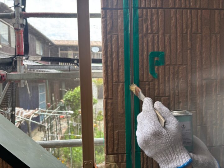 【プライマー塗布】板間目地コーキング