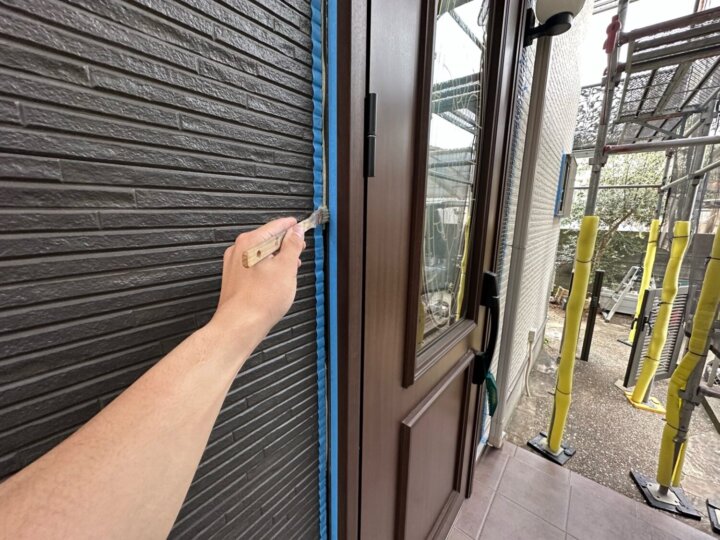 【プライマー塗布】建具廻りコーキング