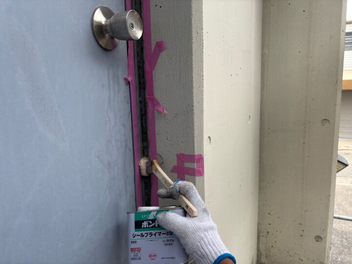 【プライマー塗布】建具廻りコーキング