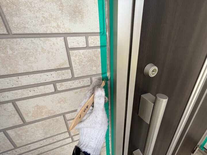 【プライマー塗布】建具廻りコーキング