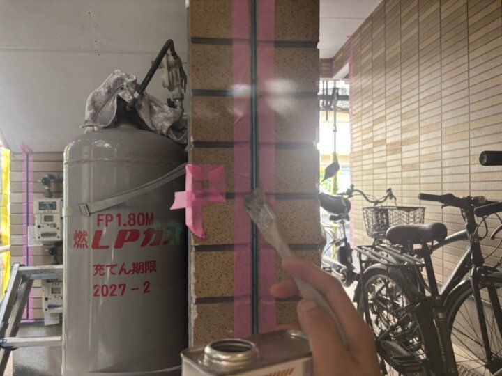 【プライマー塗布】板間目地コーキング