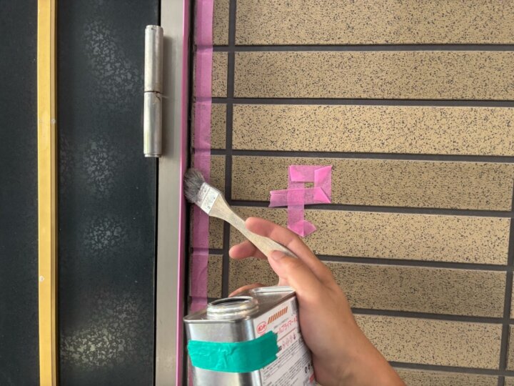 【プライマー塗布】建具廻りコーキング