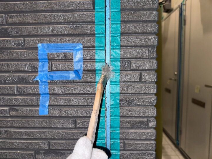 【プライマー塗布】板間目地コーキング