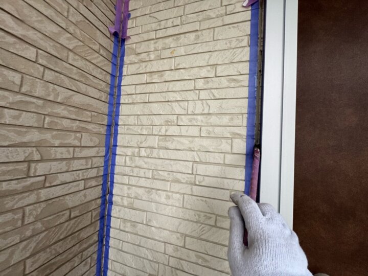 【プライマー塗布】建具廻りコーキング