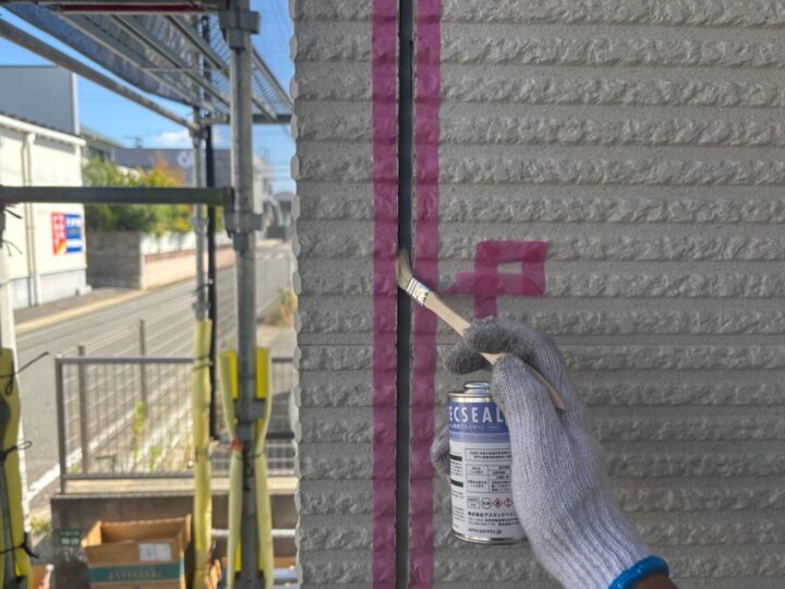 【プライマー塗布】板間目地コーキング