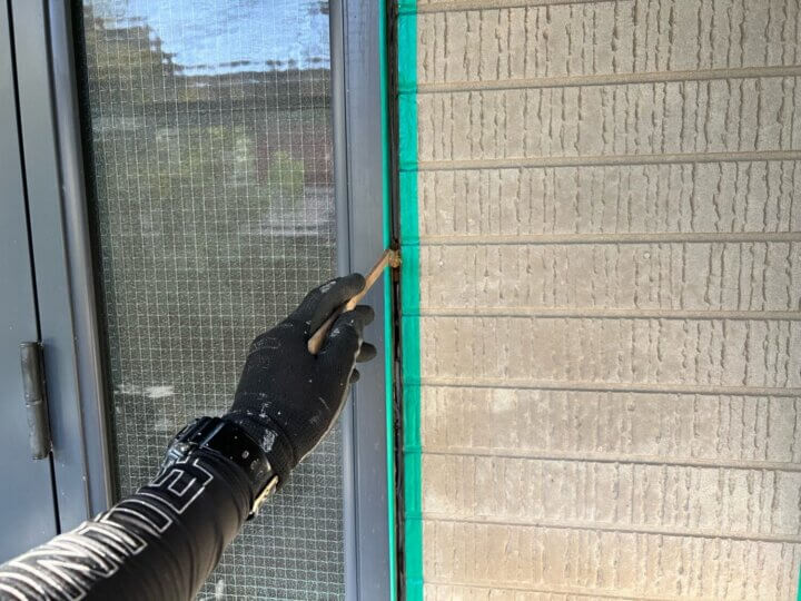 【プライマー塗布】建具廻りコーキング