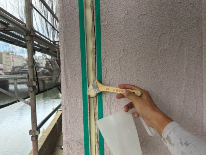 【プライマー塗布】板間目地コーキング