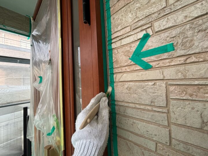 【プライマー塗布】建具廻りコーキング