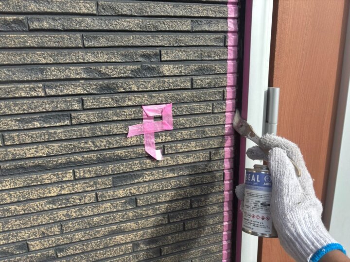 【プライマー塗布】建具廻りコーキング