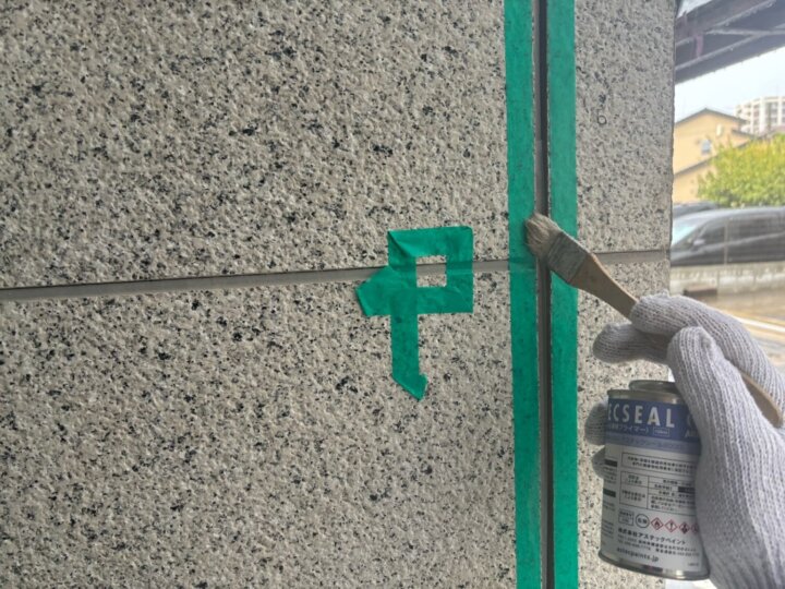 【プライマー塗布】板間目地コーキング