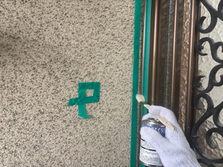 【プライマー塗布】建具廻りコーキング