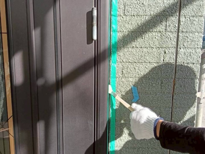 【プライマー塗布】建具廻りコーキング