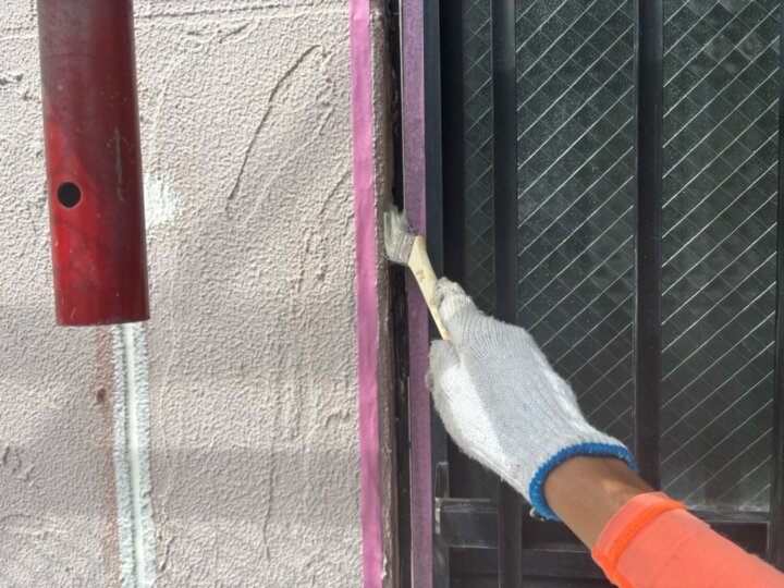 【プライマー塗布】建具廻りコーキング