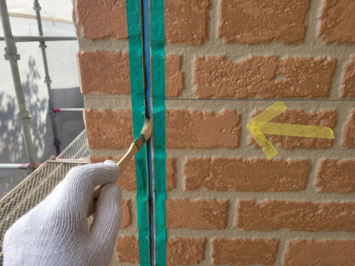 【プライマー塗布】板間目地コーキング