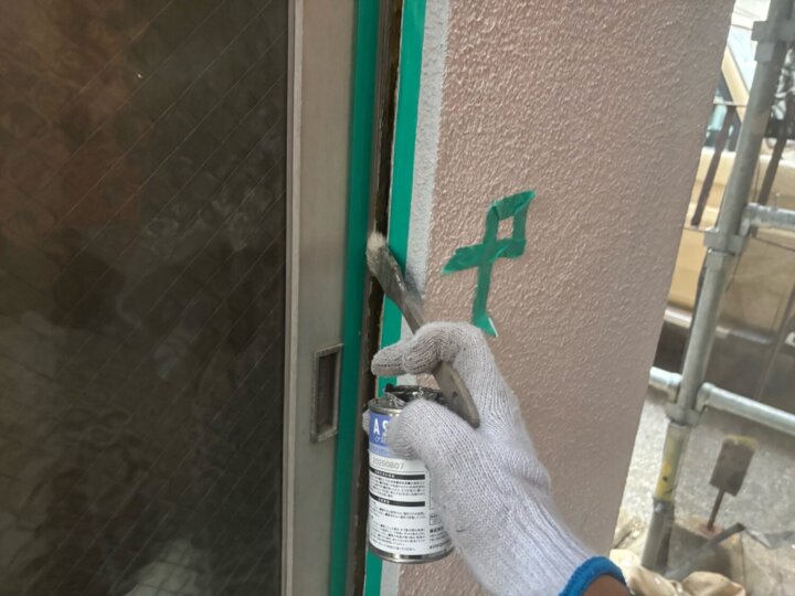【プライマー塗布】建具廻りコーキング