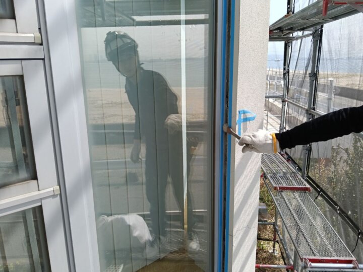 【プライマー塗布】建具廻りコーキング