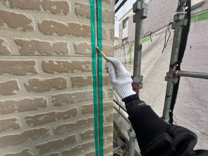 【プライマー塗布】板間目地コーキング