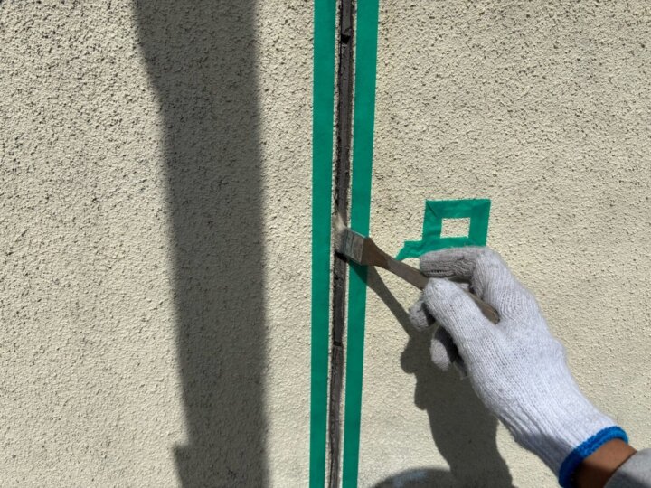 【プライマー塗布】板間目地コーキング