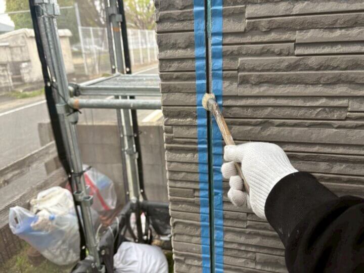 【プライマー塗布】板間目地コーキング