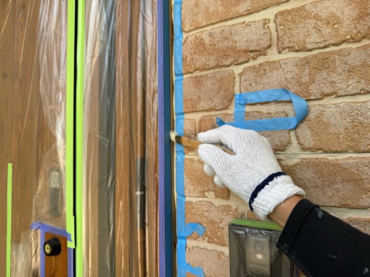 【プライマー塗布】建具廻りコーキング