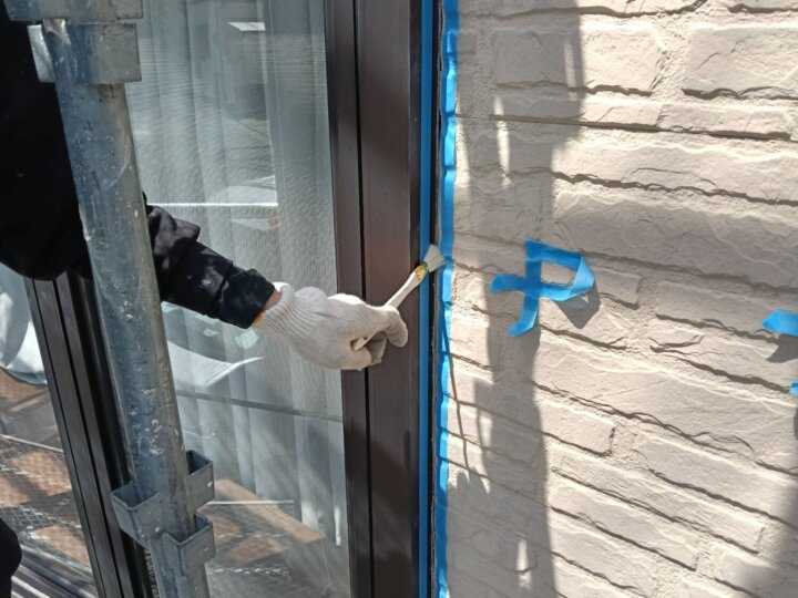 【プライマー塗布】建具廻りコーキング