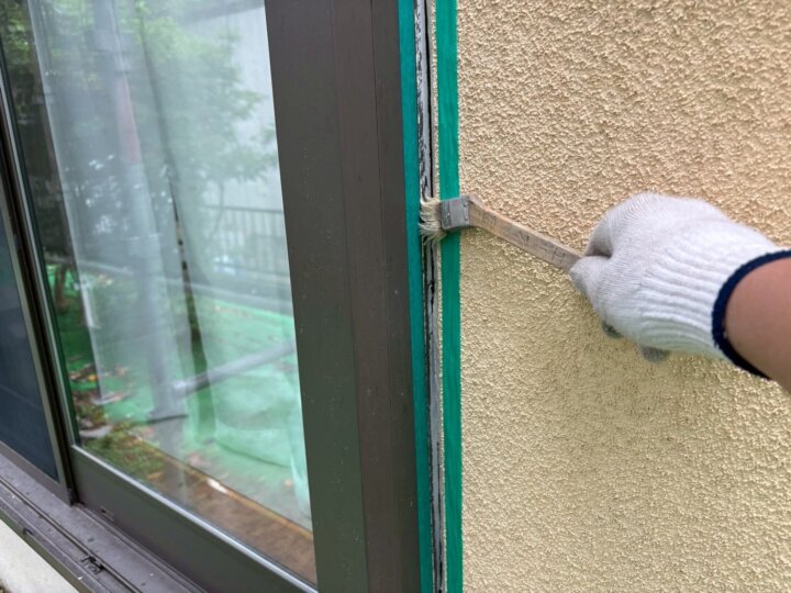 【プライマー塗布】建具廻りコーキング
