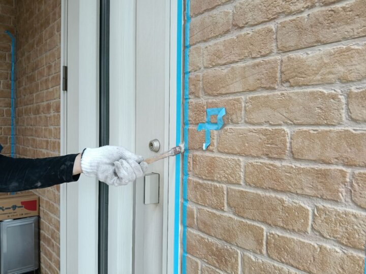 【プライマー塗布】建具廻りコーキング