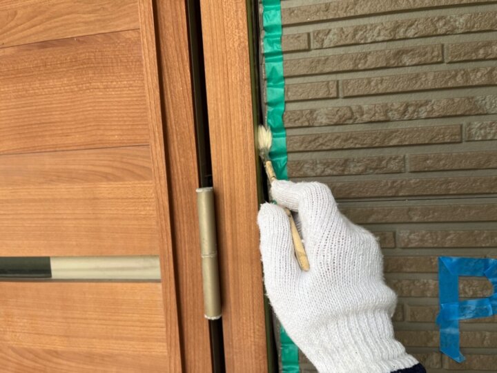 【プライマー塗布】建具廻りコーキング