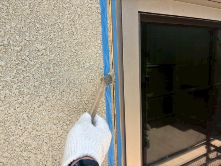 【プライマー塗布】建具廻りコーキング