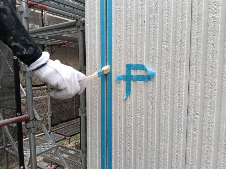【プライマー塗布】板間目地コーキング
