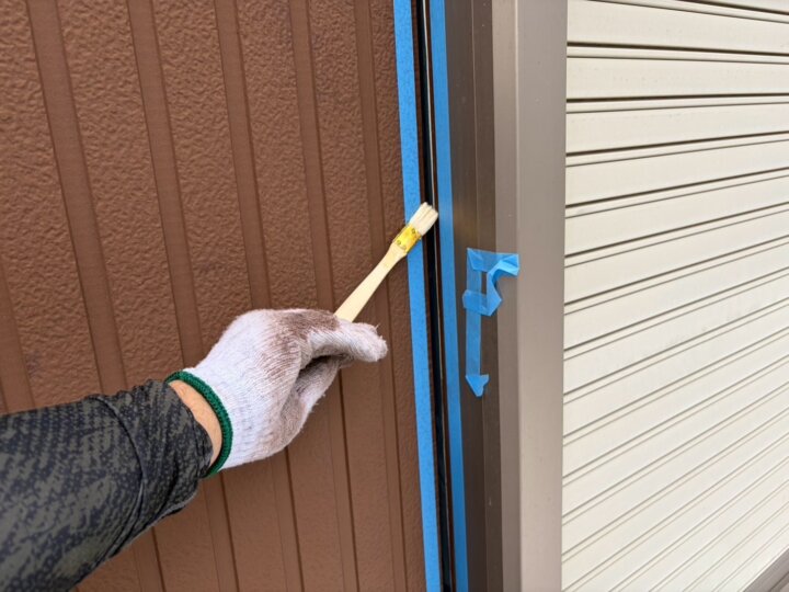【プライマー塗布】建具廻りコーキング