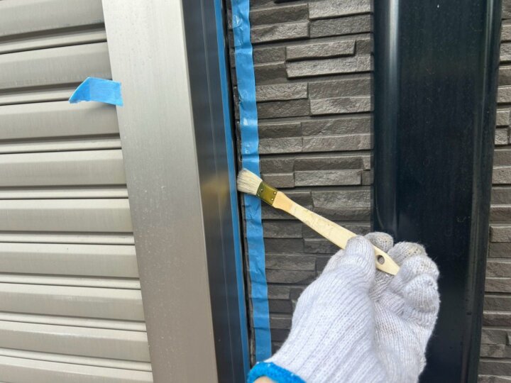 【プライマー塗布】建具廻りコーキング
